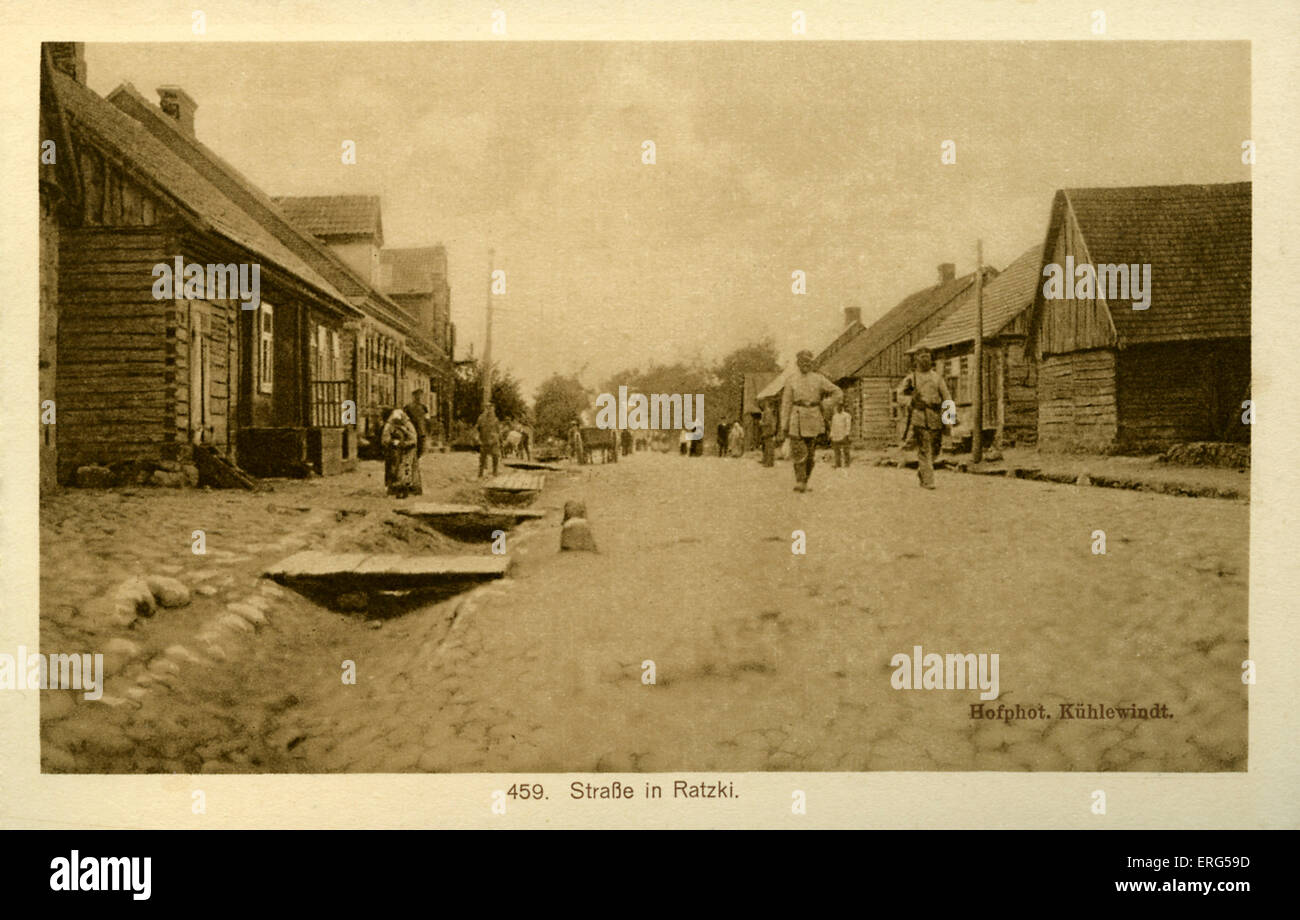 Am östlichen Front Städte unter deutscher Besatzung Weltkrieg.  Straße in 'Ratzki' (Raczki) mit entnommen Foto, zeigt Dorf Stockfoto