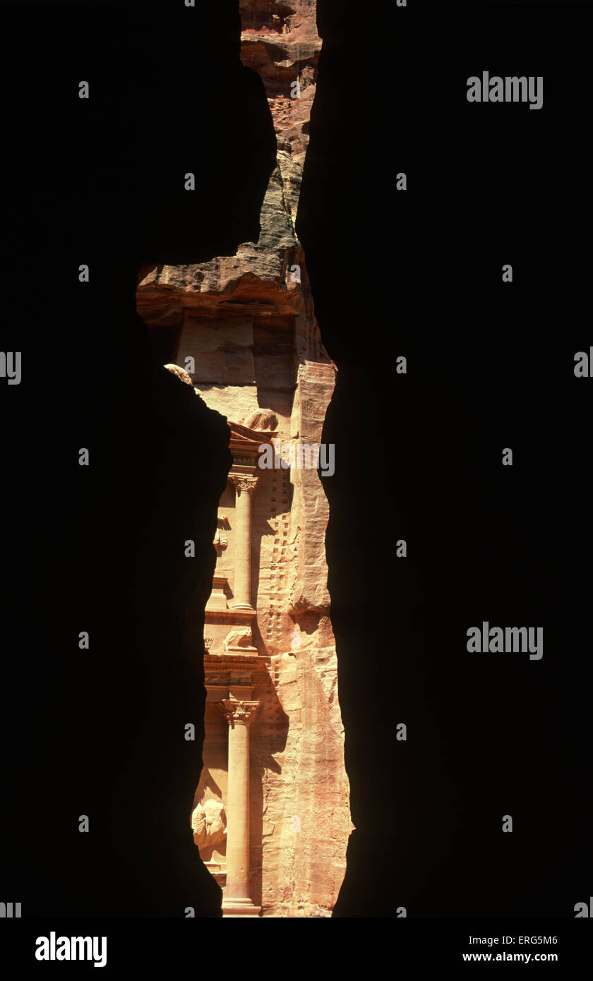 Eine Teilansicht des Al-Khazneh "Die Schatzkammer" aus den Siq in Petra, Jordanien. Stockfoto