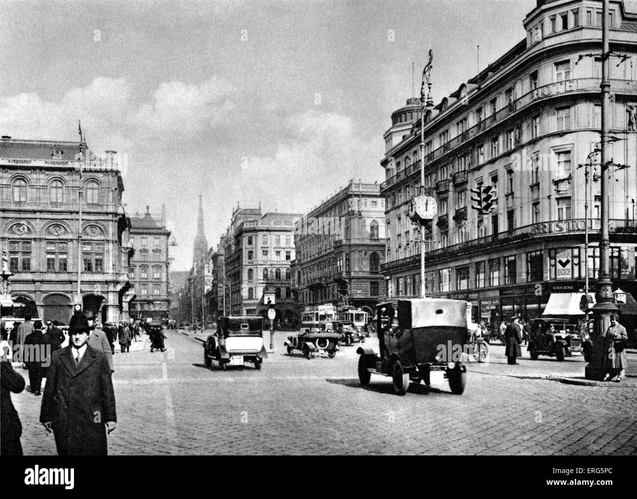 Kärntnerstraße, Wien, Österreich. Bildunterschrift lautet: "Von der Opernkreuzung Gegen Stephansturm / (View) aus der Oper Stockfoto