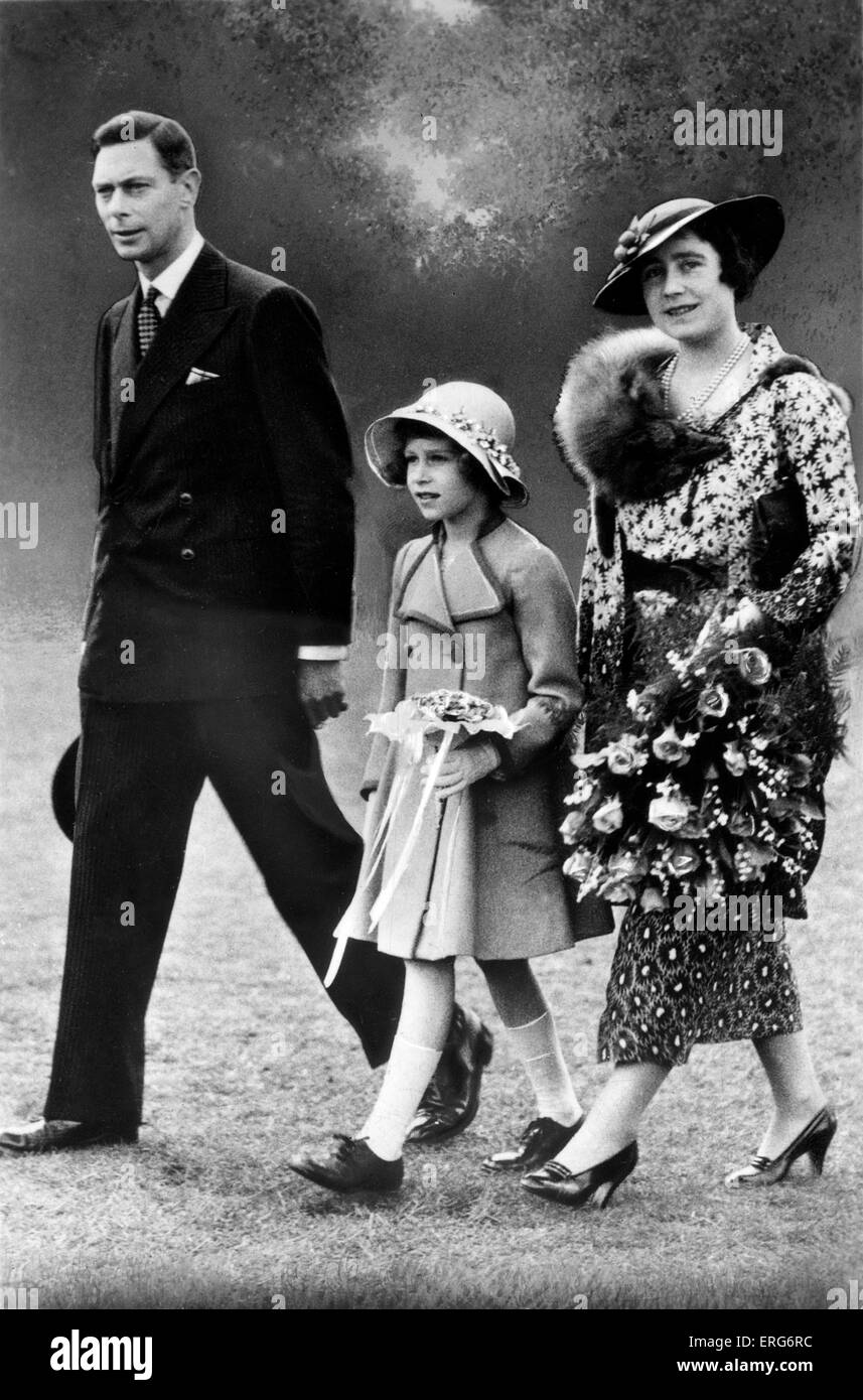 Die königliche Familie, nach der Krönung von König George VI.  Zeigt König George VI mit der Königin-Mutter und Königin Elisabeth (dann Stockfoto