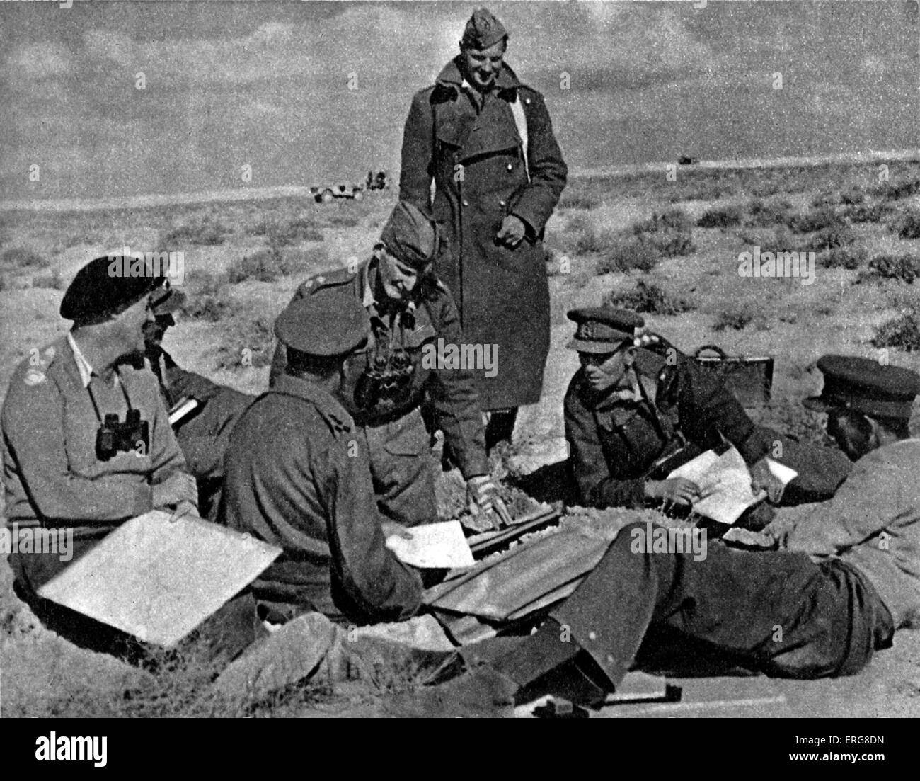 Die achte Armee - WWII. Schlacht von Sidi Rezegh, 22. November 1941, 4. Tag der Offensive. Brigadegeneral befiehlt als Karten und Pläne sind auf dem Sand verteilt. Stockfoto