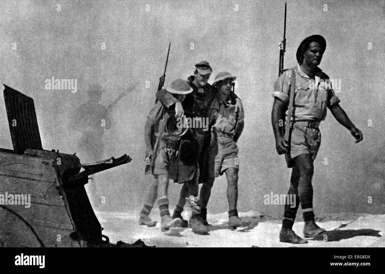 Die achte Armee - WWII.  Die Schlacht von Ägypten, Oktober 1942. Australische Soldaten bringen in einem verwundeten Gefangenen. Stockfoto