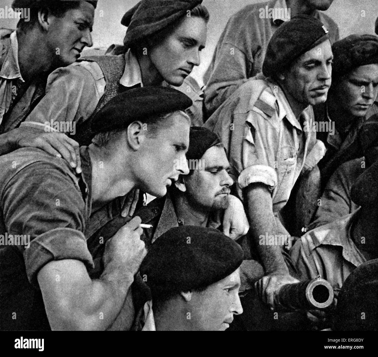 Die achte Armee - WWII.  Vor einem Überfall auf El Daba, 3. November 1942. Südafrikanische Soldaten Listten auf ihre Bestellungen. Stockfoto