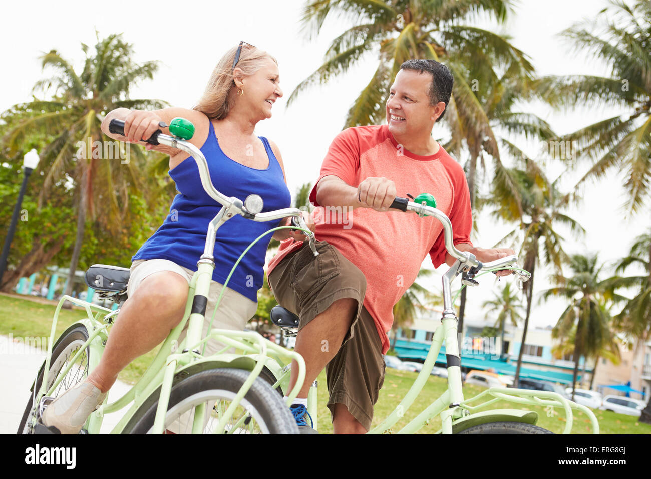 Älteres Paar, die Spaß am Rad fahren Stockfoto