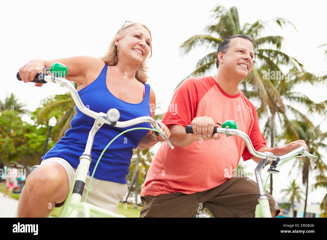 Älteres Paar, die Spaß am Rad fahren Stockfoto