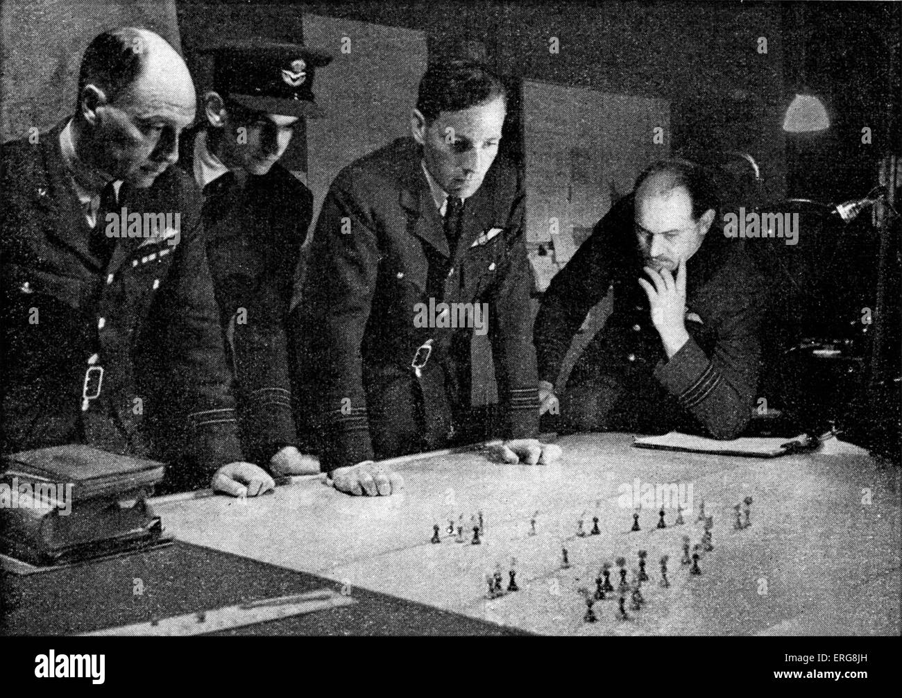 2. Weltkrieg - Plotten Positionen während einer nächtlichen Razzia in einem Gefechtsstand.  Von Bomber Command.  Veröffentlichte 1941 Stockfoto