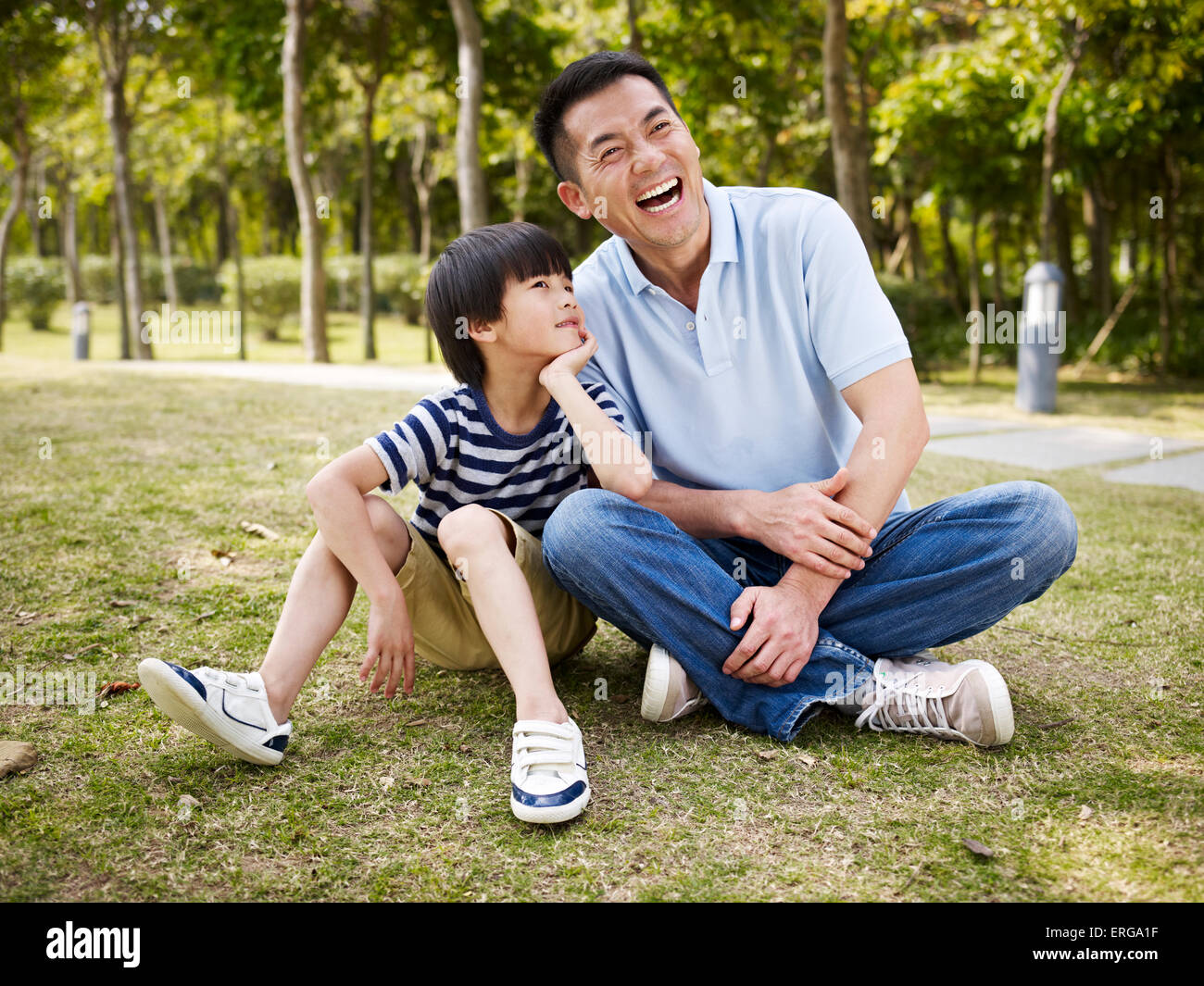 Vater und Sohn sprechen im park Stockfoto