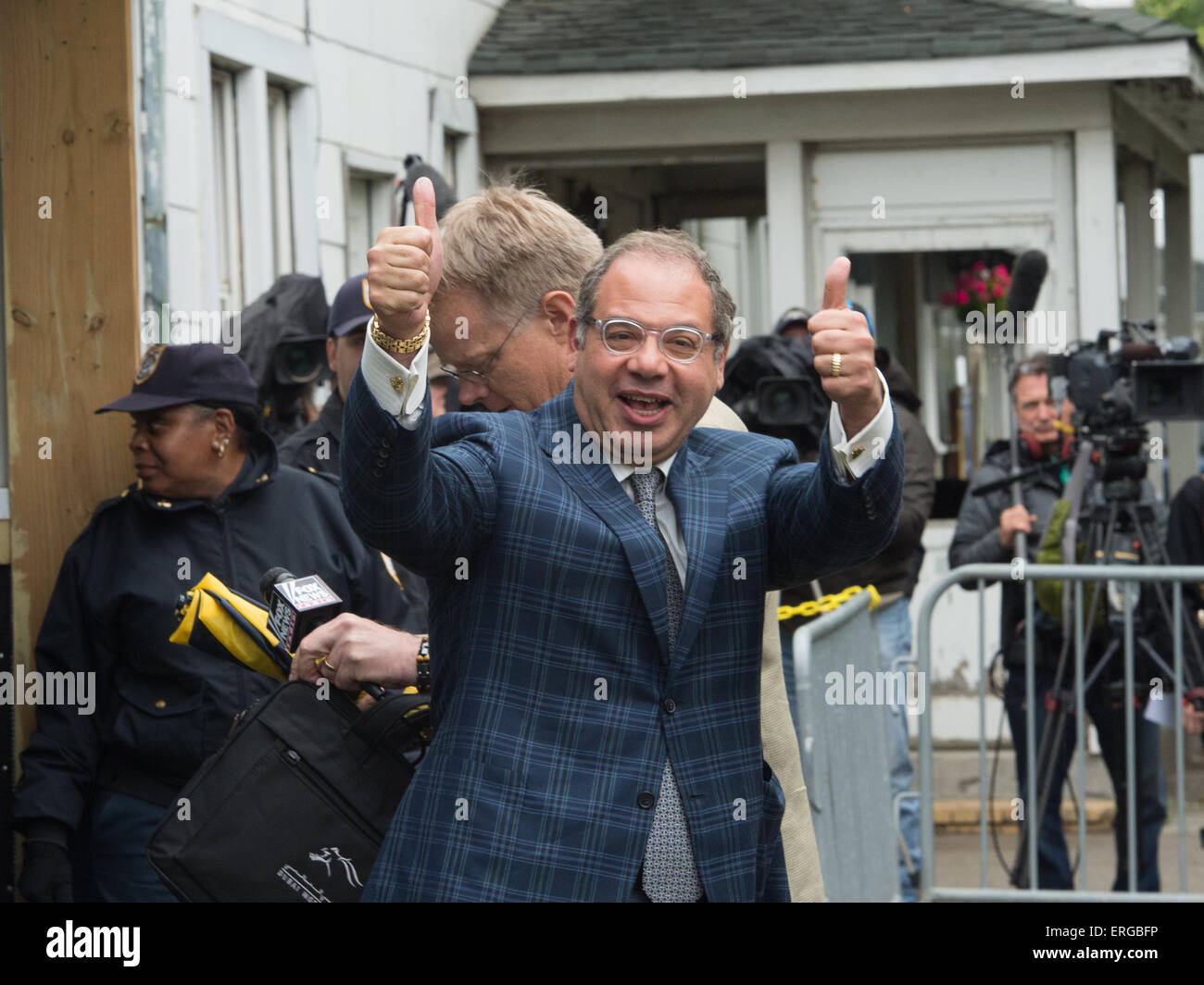 Elmont, New York, USA. 2. Juni 2015. Inhaber AHMED ZAYAT kommt für die Ankunft von 2015 Belmont Stakes hoffnungsvollen American Pharao, trainiert von Bob Baffert, heute Nachmittag Dienstag, 2. Juni 2015 Credit: Bryan Smith/ZUMA Draht/Alamy Live News Stockfoto