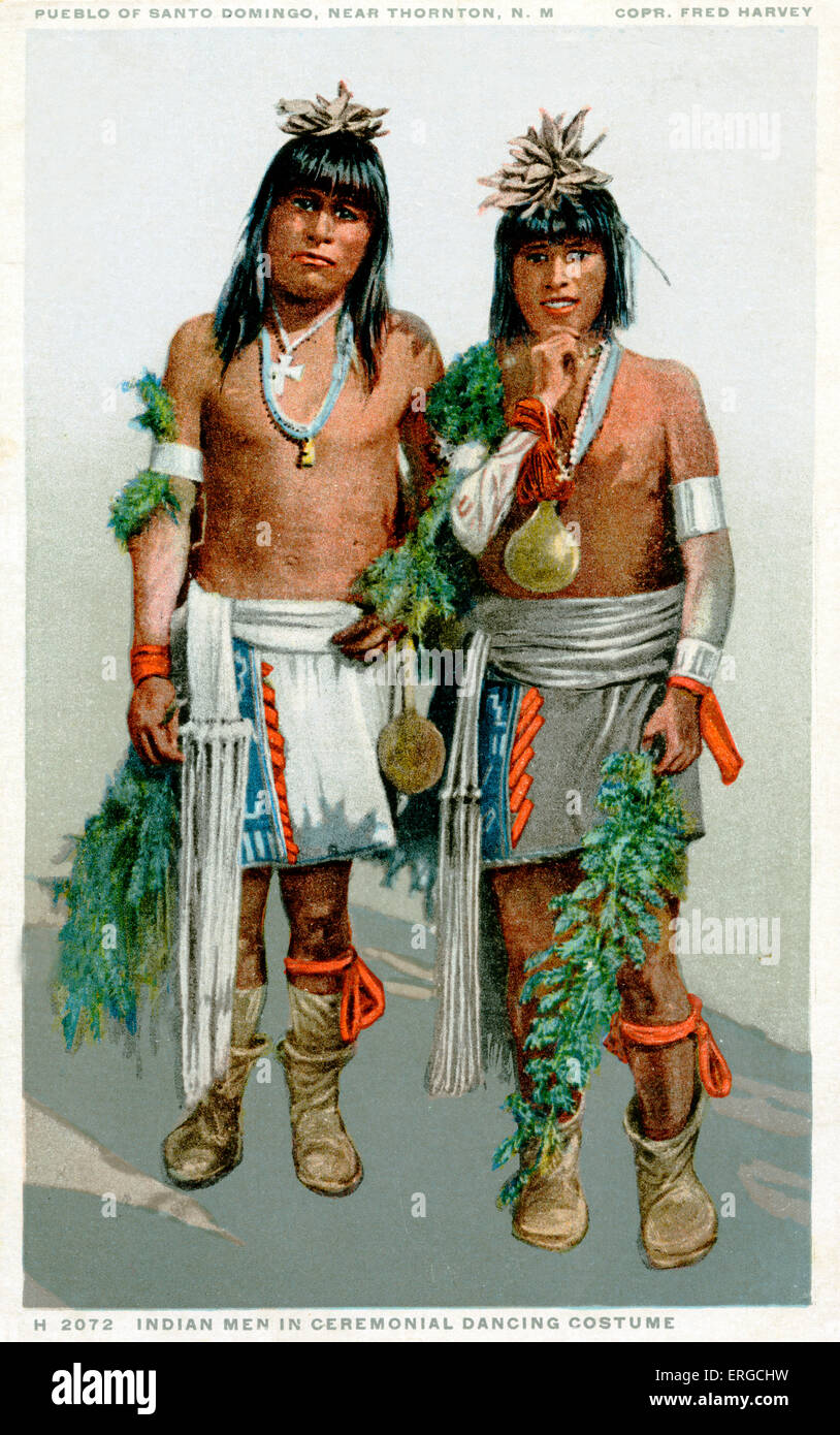 Indische Männer im Zeremoniell Tanzen Kostüm vom Pueblo von Santo Domingo (jetzt Kewa Pueblo), New Mexico. Das Kostüm ist für den Mais-Tanz getragen. Produziert von Detroit Publishing Co. Stockfoto