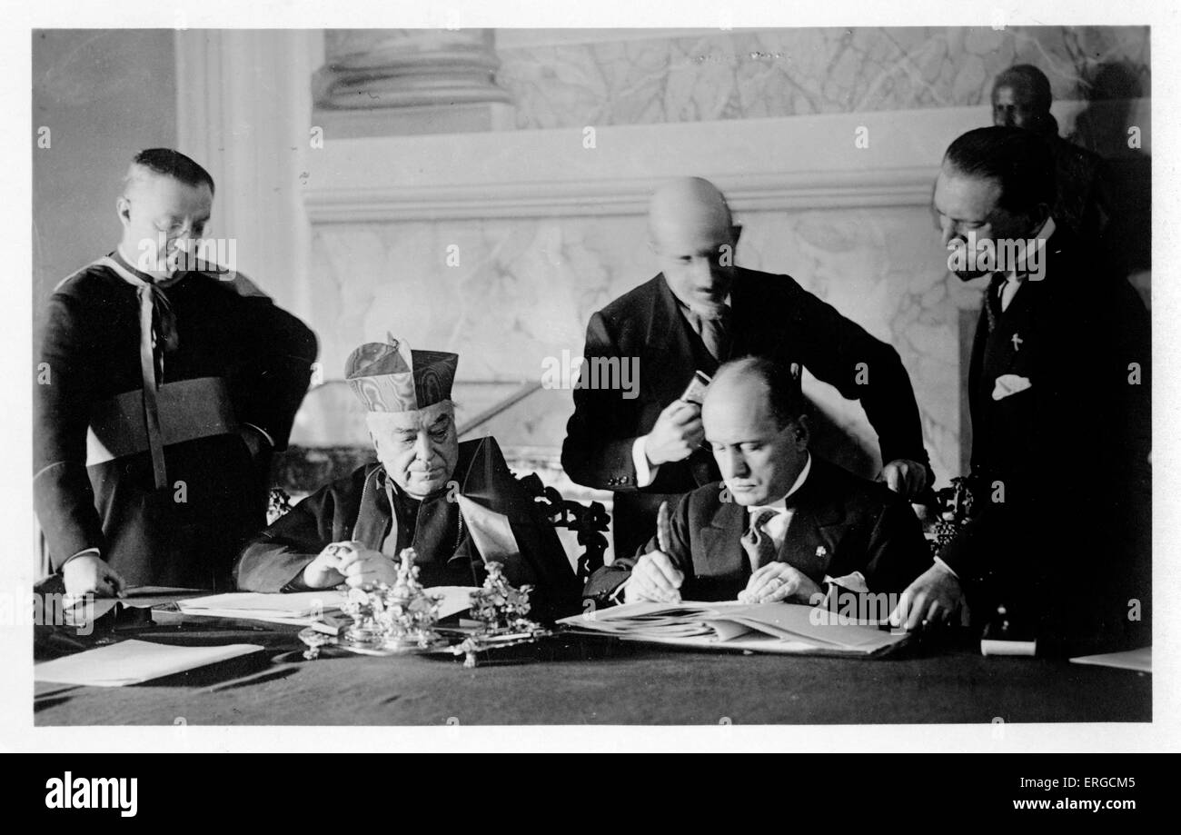 Mussolini Unterzeichnung der Lateranverträge 1929. 40. Ministerpräsident Italiens und Führer der nationalen faschistischen Partei: 29. Juli 1883 – 28. April 1945. Beschriftung auf Rückseite lautet: "die Unterzeichnung von Benito Mussolini. Die Unterzeichnung des Vertrags von Vermittlung zwischen dem Heiligen Stuhl und der italienischen Regierung ". ("La Firma de Benito Mussolini. La Firma del Trattato di Conciliazione Tra la Santa Sede e il Governo Italiano ") Stockfoto