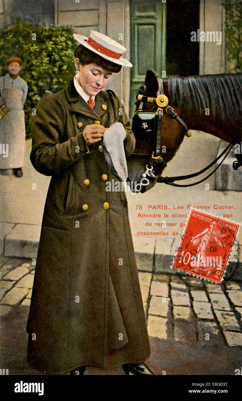 Weibliche Busfahrer, Paris - Anfang des 20. Jahrhunderts.  Nähen eine Socke, während des Wartens auf einen Passagier. Pferd und Wagen. Stockfoto