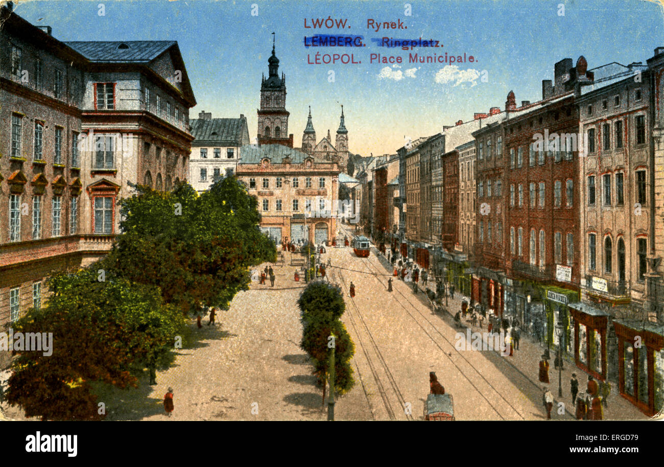 Die Rynok Square in Lviv (Lemberg), Ukraine, 1918. Auch bekannt als der Marktplatz. Zeigt Straßenbahnen auf den Straßenbahnlinien und verschiedene Stockfoto