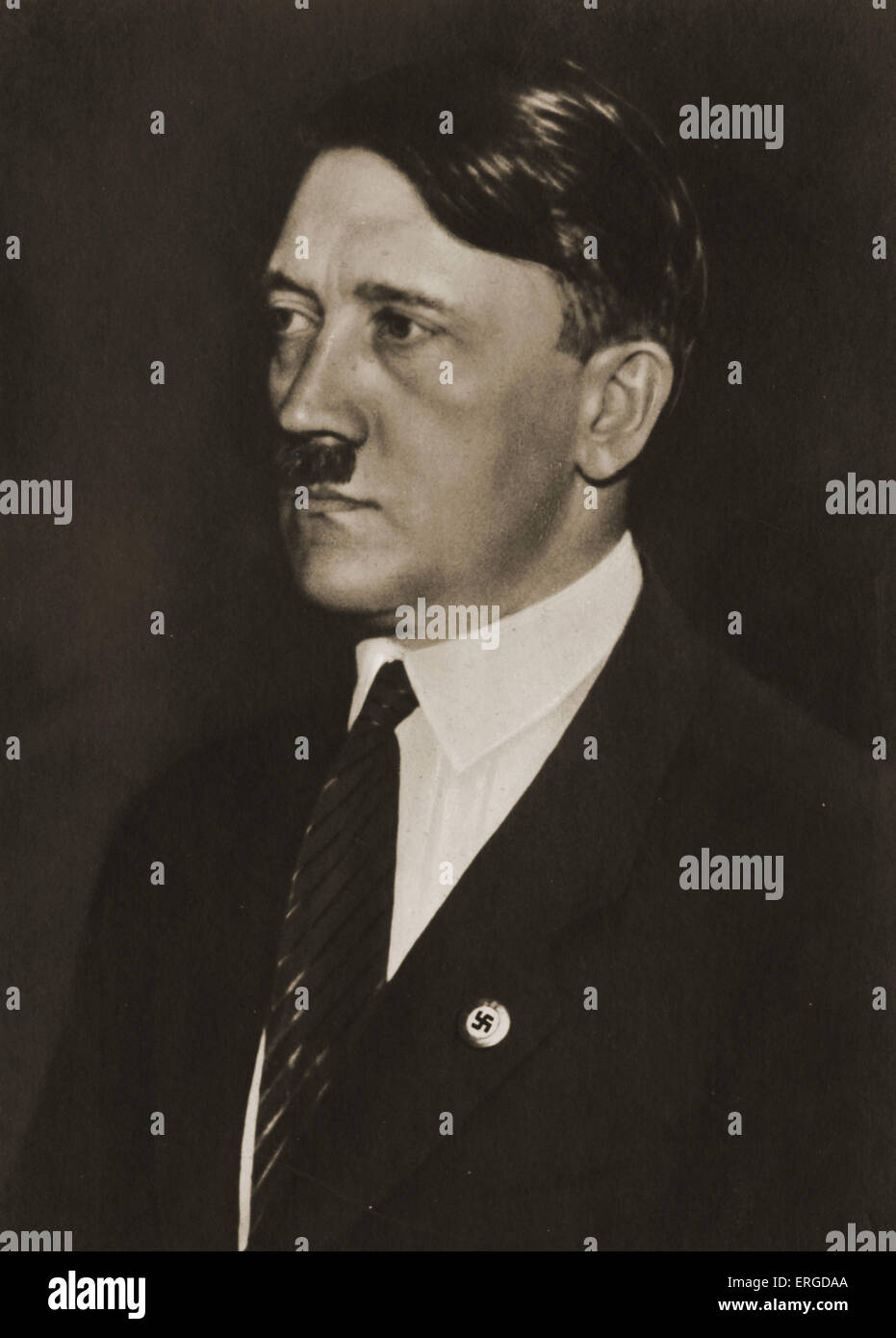 Adolf Hitler mit Krawatte (ungewöhnlich). Mit Nazi-Abzeichen am Revers. Gründer und Leiter des deutschen Nazi-Partei, 20. April 1889 - 30. April 1945. Drittes Reich Stockfoto