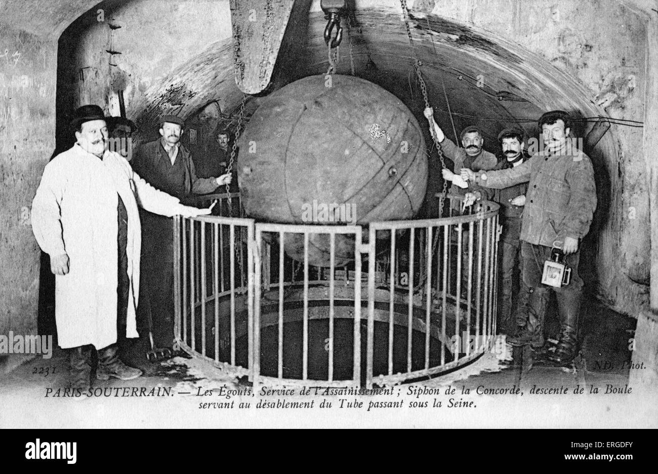 Paris-Kanalisation (Abwasserentsorgung Werke) - Concorde Siphon (Siphon De La Concorde). Senkung der Kugel, die die Röhre blockiert, die unter der Seine übergibt. Zur Übertragung von Wasser aus der Kanalisation am linken Ufer (rive gauche) den Abfluss bei Asnières. C. 1900. Stockfoto