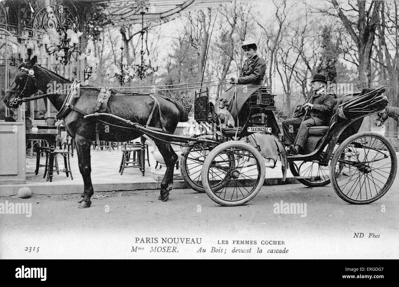 Weibliche Busfahrer (Madame Moser) mit Passenge, Paris.  C. 1900.  Fahrer des Pferd gezogenen Wagen. "Au Bois Devant la Stockfoto