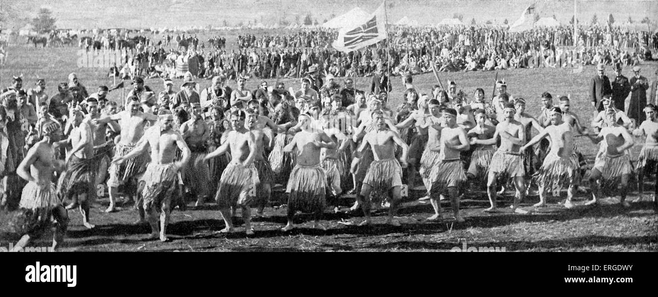 Maori Krieger tanzen die Haka vor dem Herzog von Cornwall (zukünftige George V) bei Roturua, New Zealand. Während Reich Tour in Stockfoto