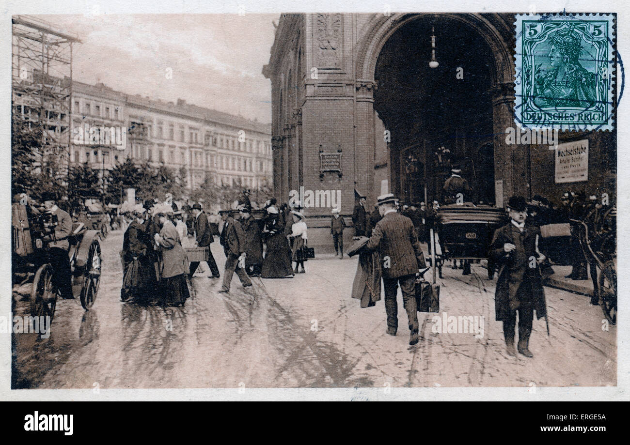 "Berlin-Typen ("Berliner Kanaltyps") Serie, c. 1914. Ankunft in Berlin ("Ankunft in Berlin). Straßenszene in Berlin. Stockfoto