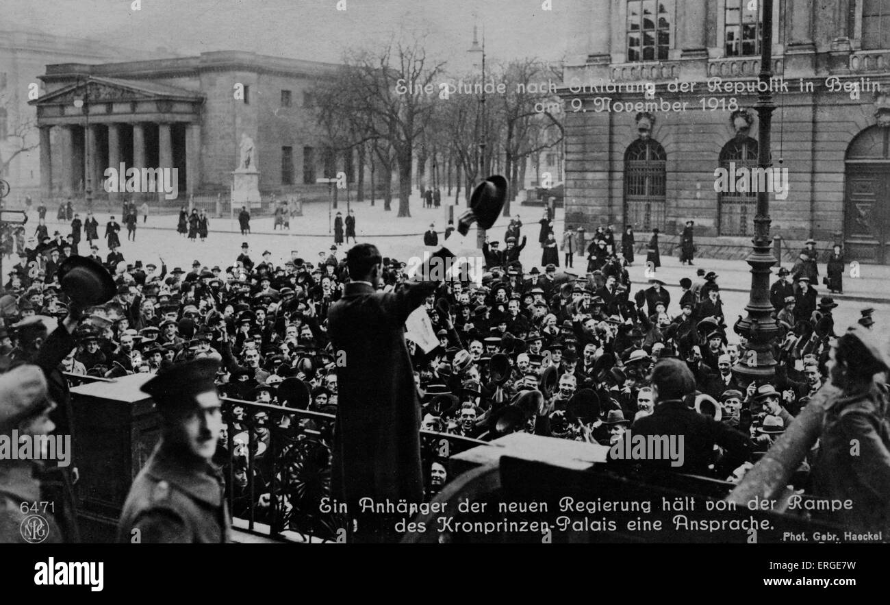 Die Erklärung einer Republik in Berlin, 9. November 1918. Ein Mitglied der neuen Regierung hält eine Rede von einer Plattform von der Stockfoto