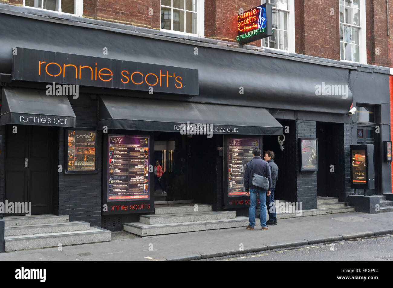 Die berühmten Ronnie Scotts Bar in Soho, wo erstklassige Jazz- und Blues-Musiker beleidigen, spielen, London. Stockfoto