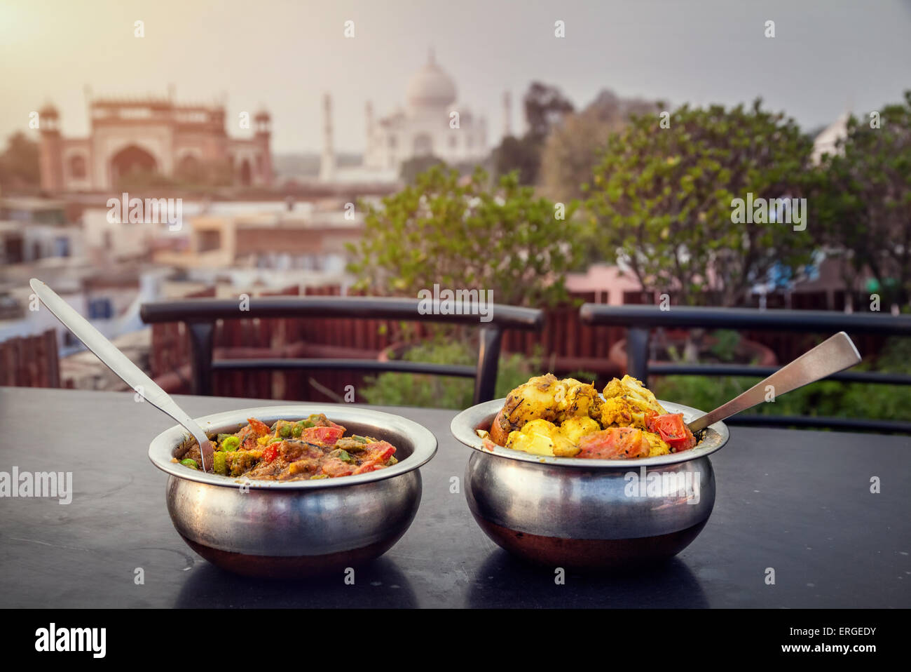 Aloo Gobi und Sabji Masala traditionellen indischen Essen in Metallplatten auf Restaurant auf der Dachterrasse mit Blick auf Taj Mahal in Agra, Uttar Prad Stockfoto
