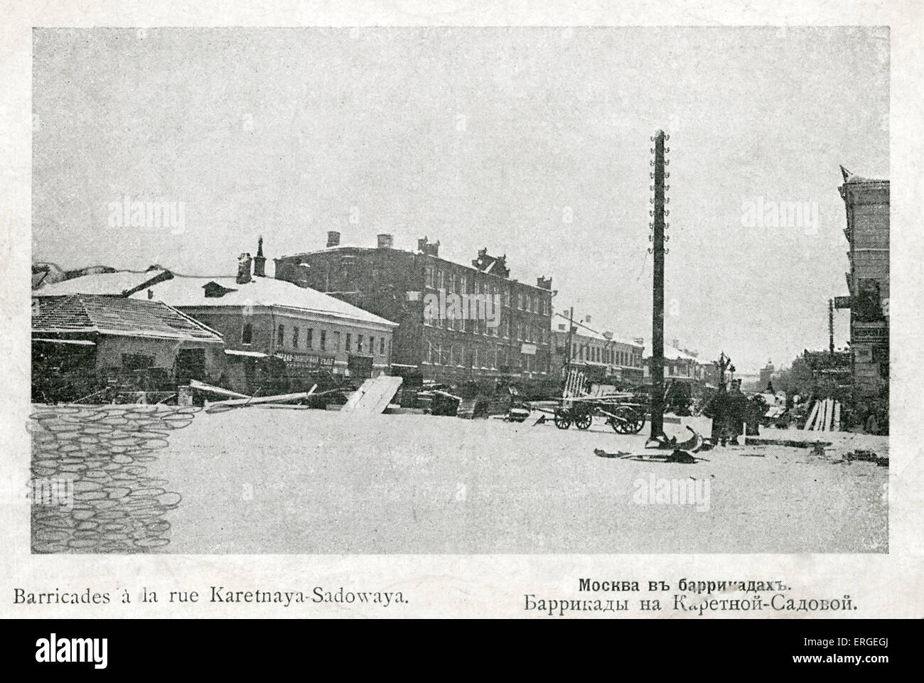 Straße Barrikaden während der russischen Revolution von 1905 - Karetnaya Sadovaya Street, Moskau.   Welle der politischen und sozialen Stockfoto