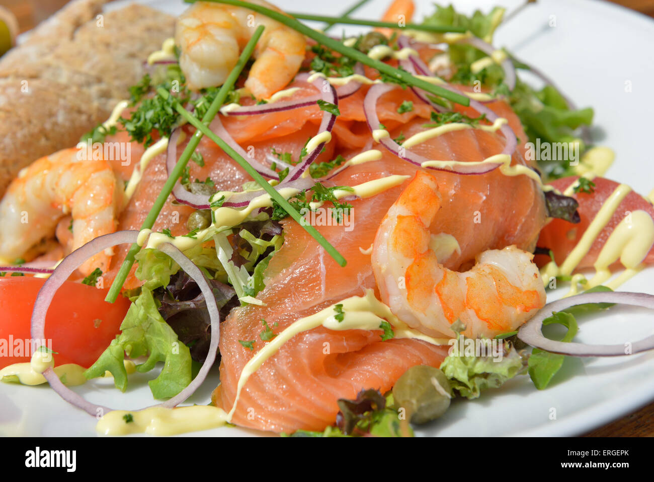 Frische Meeresfrüchtesalat mit geräuchertem Lachs, Garnelen, Gemüse und mayonaise Stockfoto