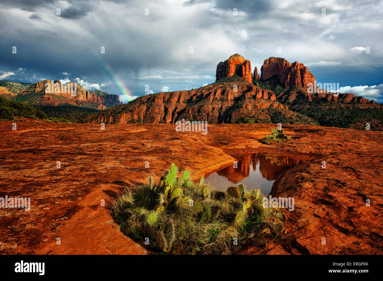 Frühling-Regenbogen über Sedona Red Rock Country mit diesem Mesa Pool Reflexion des Arizonas Cathedral Rock. Stockfoto
