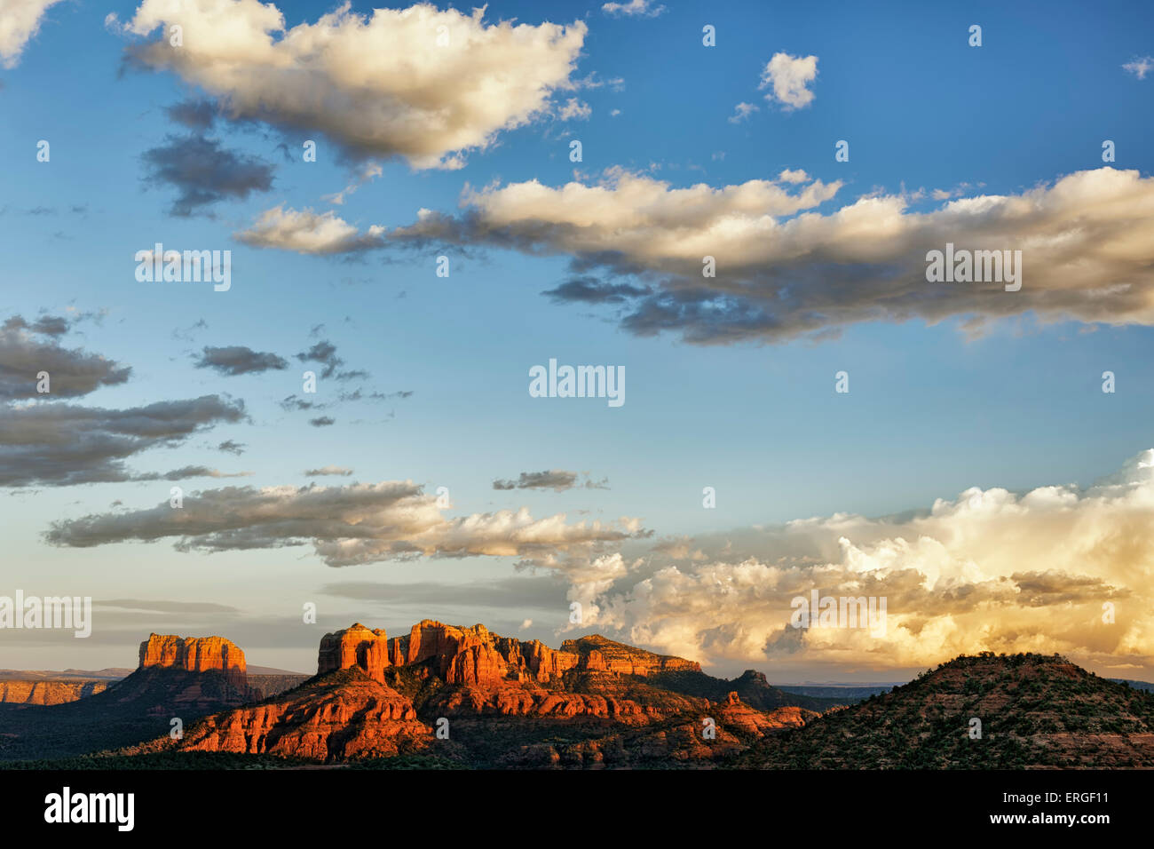 Letztes Licht taucht Arizonas Cathedral Rock und das Red Rock Country von Sedona. Stockfoto