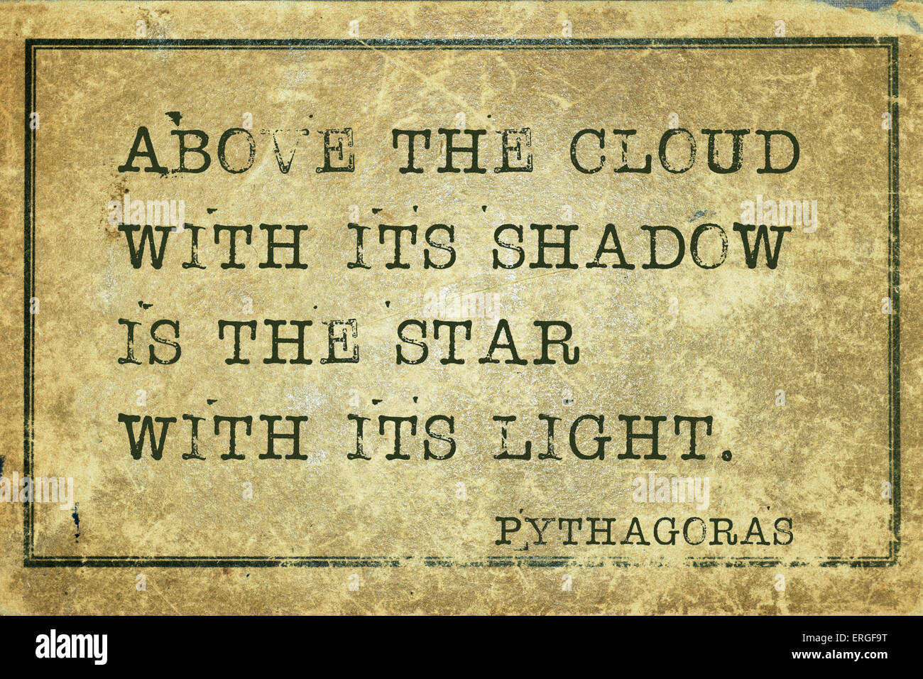 Oberhalb der Wolke mit seinen Schatten-antike griechische Philosoph Pythagoras Zitat auf Grunge Vintage Karton gedruckt Stockfoto