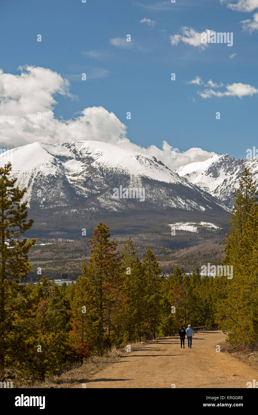 Dillion, Colorado - zwei Frauen-Wanderung auf einer Straße nach Campingplätzen in White River National Forest. Stockfoto