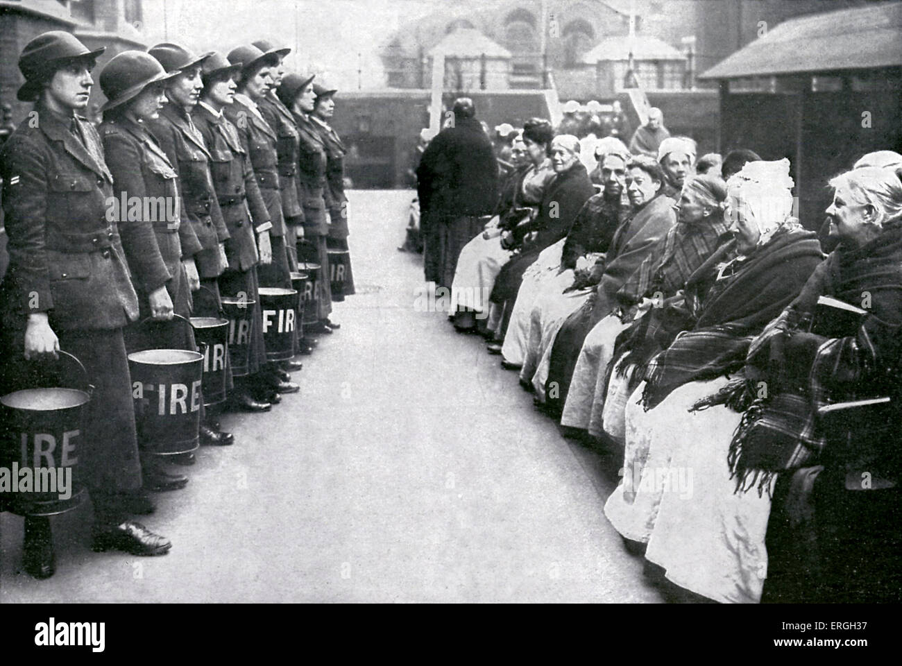 Frauen Feuerwehr während des 1. Weltkrieges. Bohrer-Szene in London arbeiten Haus. April 1916. Stockfoto