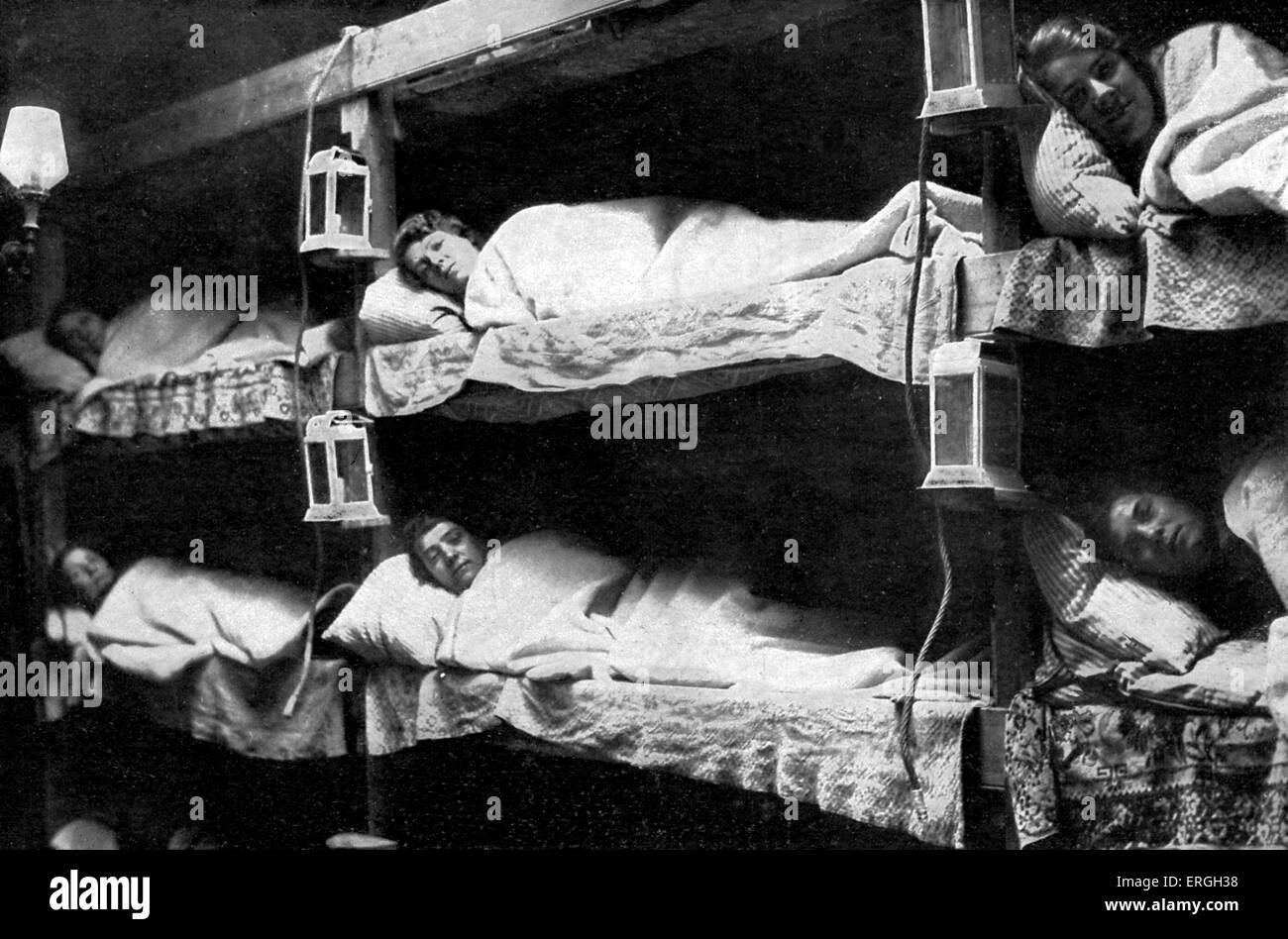 Frauen Feuerwehr während des 1. Weltkrieges. Schlafen in Etagenbetten bereit für zurufen.  April 1916. Stockfoto
