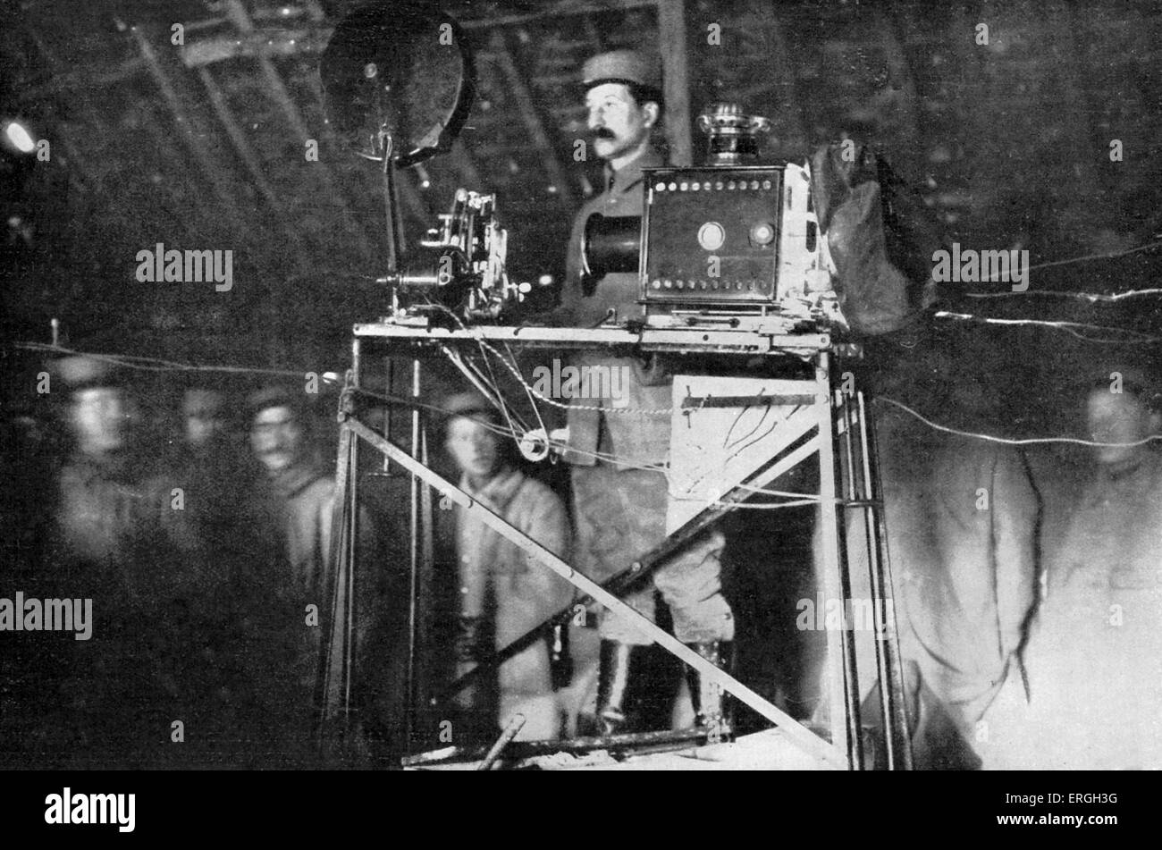 Französisches Kino im Weltkrieg.  Betreiber des französischen Kriegsministerium Filmvorführungen an Soldaten im Norden Frankreichs. April 1916. Stockfoto