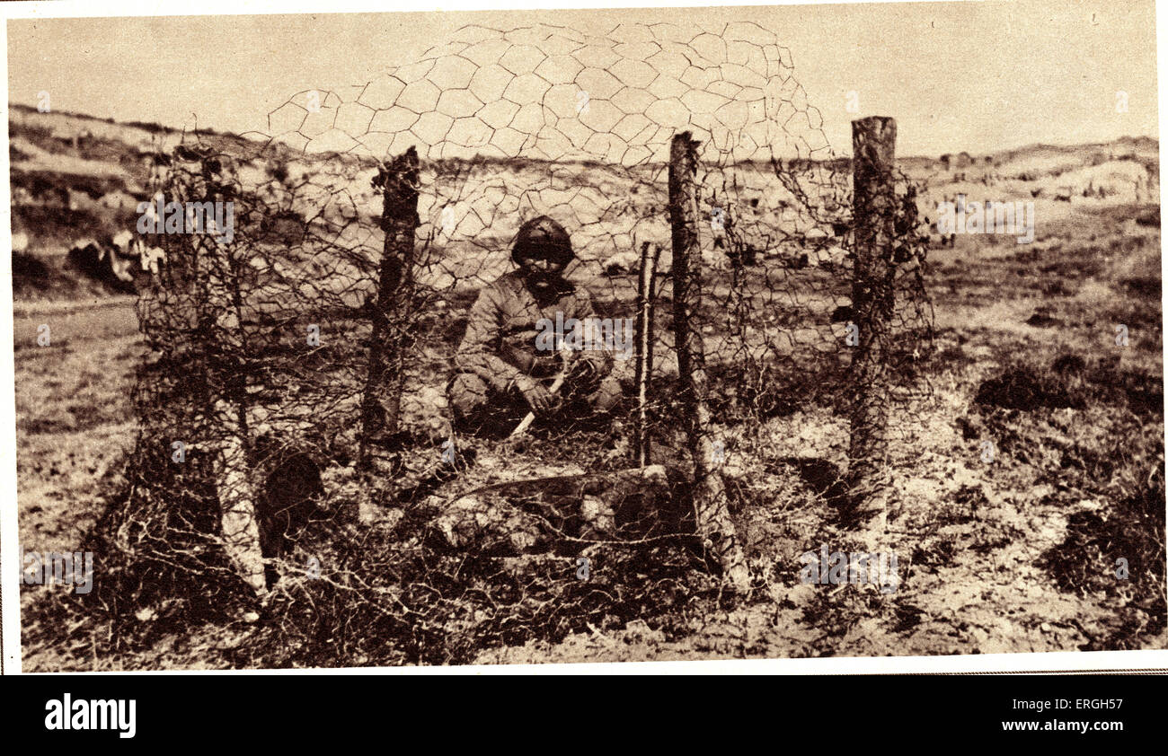Blindgänger deutsche Shell bei Verdun während des 1. Weltkrieges.  Französischer Soldat umschließt das Gebiet in Draht Netthing um Verletzungen zu vermeiden. Stockfoto