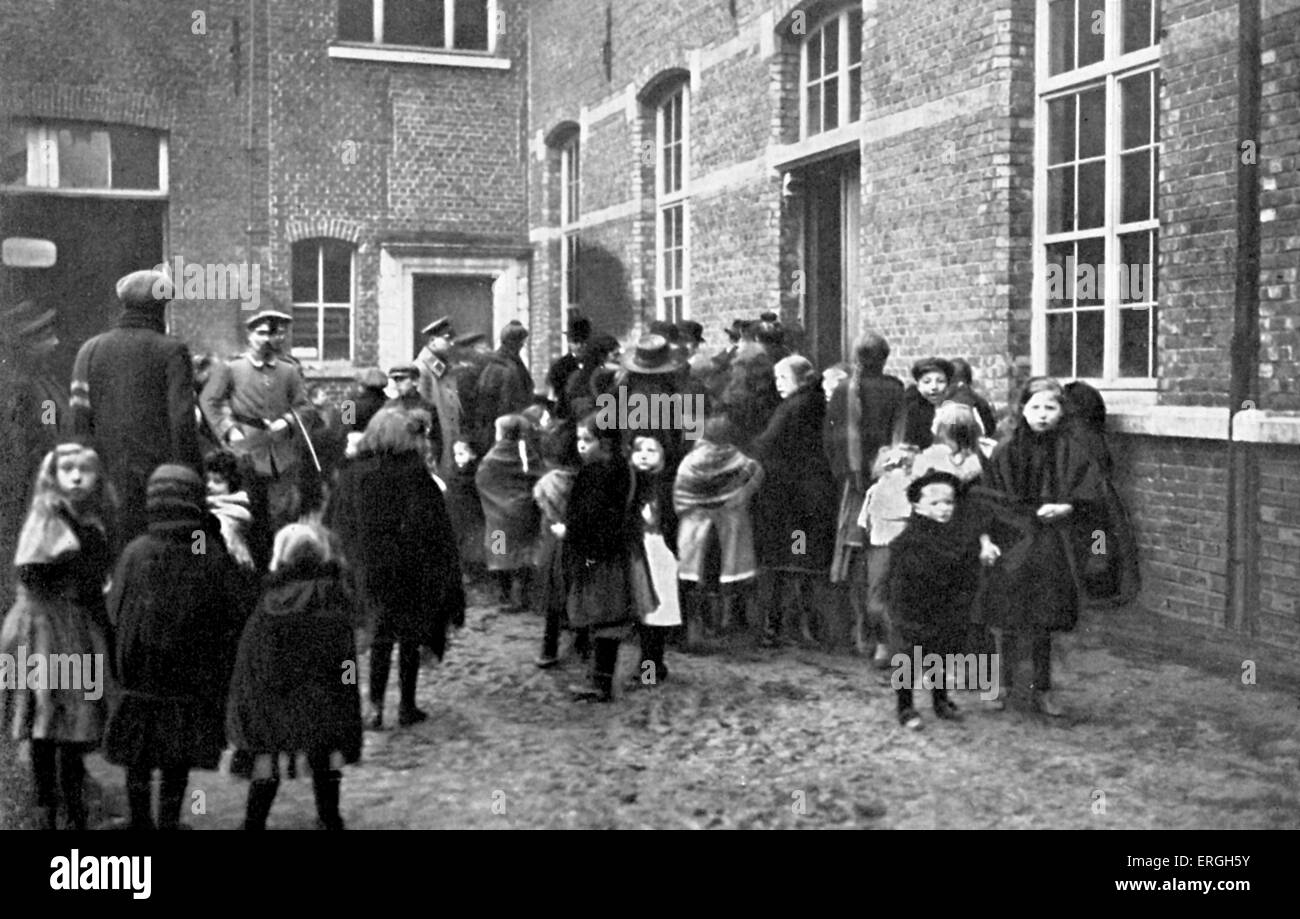 1. Weltkrieg: Deutsche Weihnachtsfeier für belgische Kinder von Duke Albrecht von Würtenberg angeordnet. Kinder warten in Stockfoto