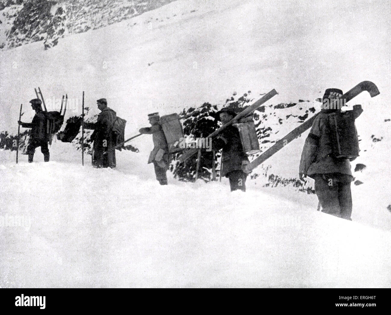 1. Weltkrieg: Ungarn Arbeiter Einheit in den Dolomiten, den Transport von Öfen für die Soldaten Unterschlupf. Gebirgszug im Norden- Stockfoto