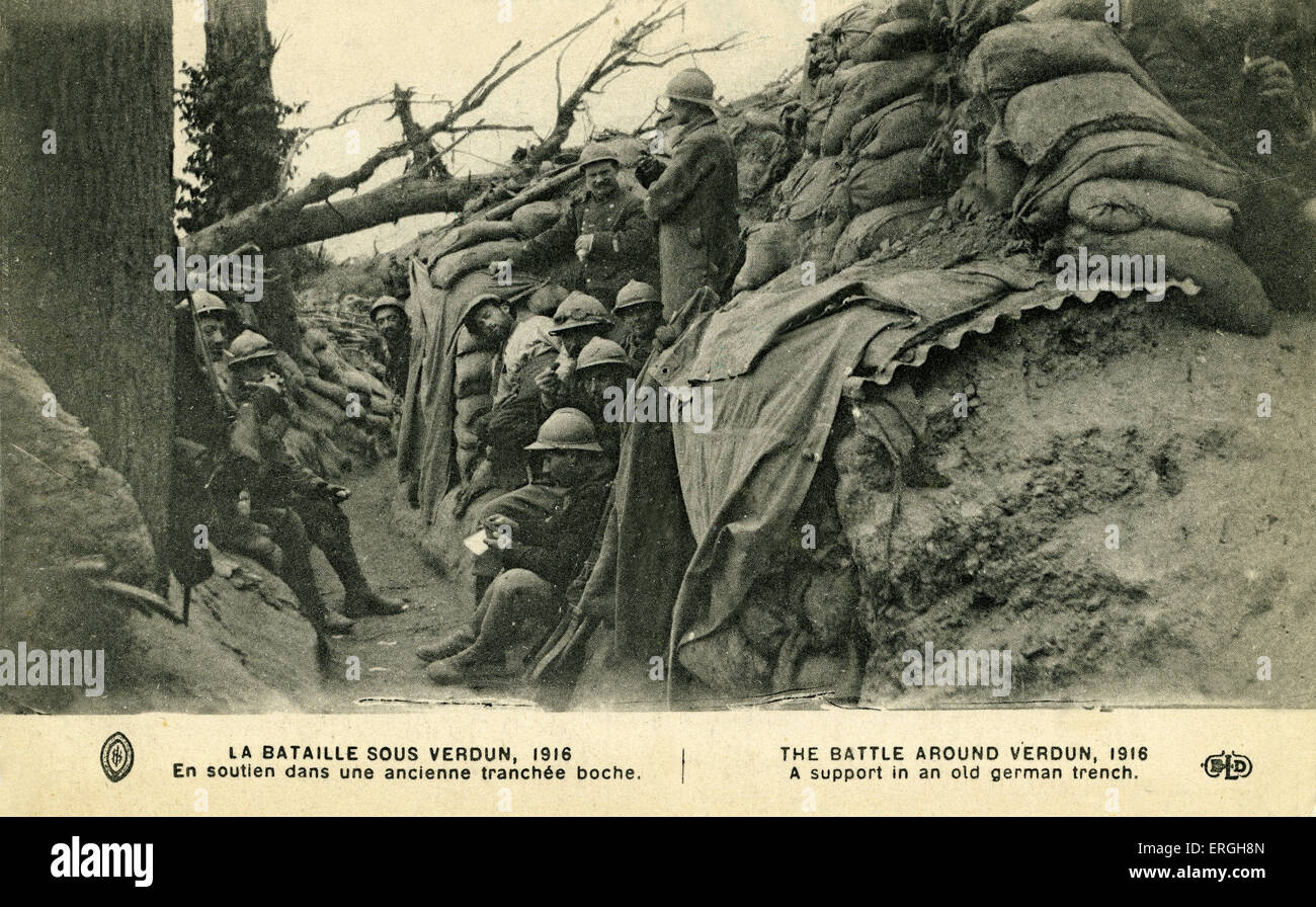 1. Weltkrieg: Die Schlacht um Verdun, 1916 (Postkartenserie). 21. Februar – 18. Dezember 1916. Eine Unterstützung in einem alten deutschen Graben (französische Soldaten in einem deutschen Graben). Französischer Titel: "De Soutien Dans un Ancienne Tranchée Boche". Stockfoto