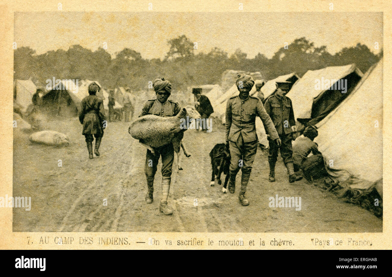 Ersten Weltkrieg: Indische Feldlager in Frankreich. Zwei Soldaten gehen, um ein Schaf und eine Ziege zu opfern. Britische indische Armee an der Westfront. Vom französischen Postkartenserie "Pays de France". Stockfoto
