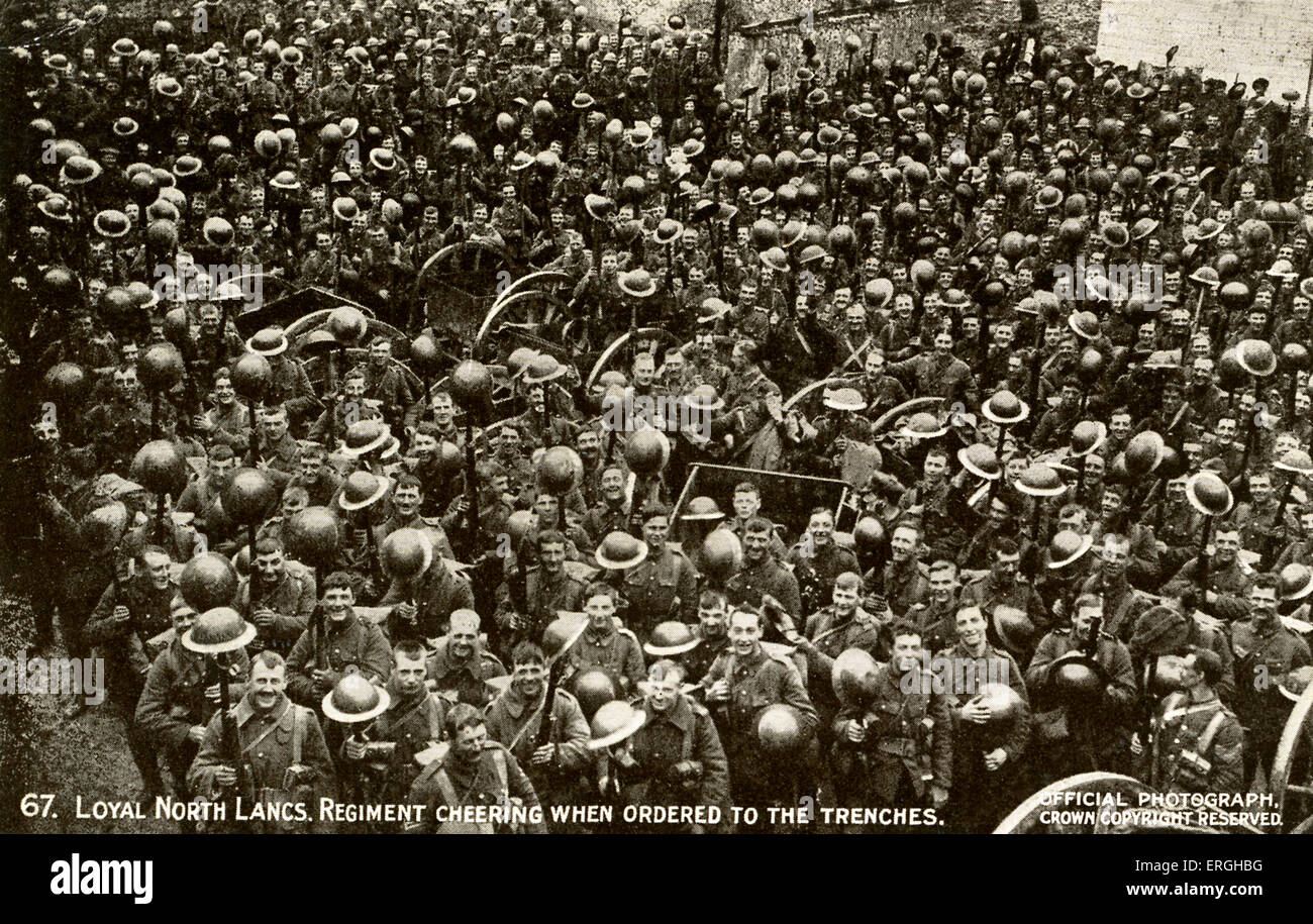 1. Weltkrieg: Lancashire Regiment jubeln wenn zurück in die Schützengräben bestellt. Britische offizielle Krieg zu fotografieren, veröffentlicht am Stockfoto