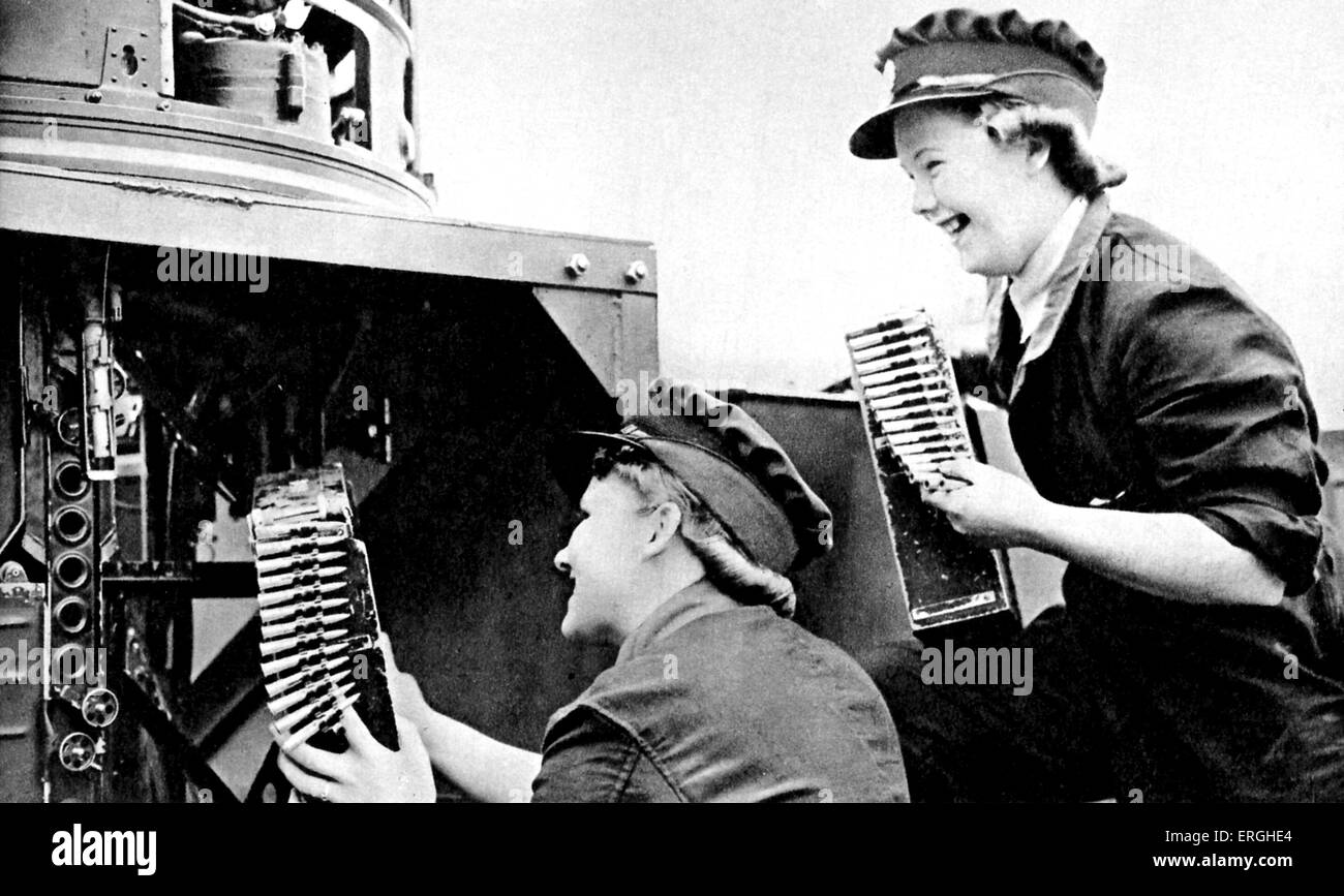 2. Weltkrieg: British Women es Auxiliary Air Force. Zwei Frauen, eine Waffe zu laden. Weibliche auxiliary Division der Royal Air Force. Britische Postkartenserie, Nr. 9. Stockfoto