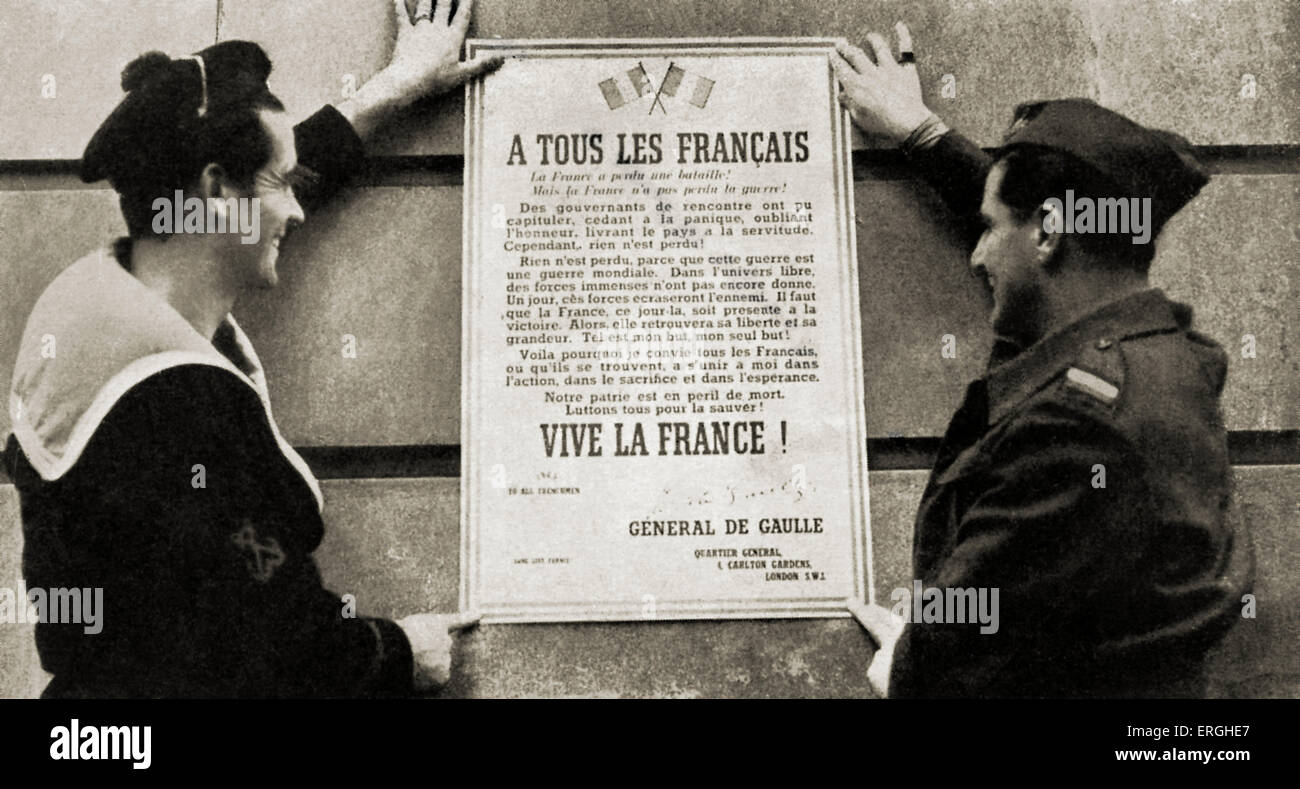 2. Weltkrieg: General de Gaulle ersten Manifest: "Tous Les Français" ("Too alle Franzosen / Französisch Menschen"). Ermahnung an die Franzosen, deutschen Besetzung zu widerstehen. Nach seiner Beschwerde des 18. Juni 1940 (L'Appel du 18 Juin) für die Franzosen, die Armistace Annouced von Pétain zu widerstehen. Ein Matrose und Soldaten lesen die Beschwerde. Postkarte. Stockfoto