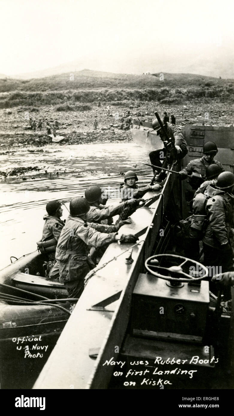 2. Weltkrieg: US Navy mit Schlauchbooten auf erste Landung in Kiska Insel, Alaska. Insel im Pazifik. Offizielle US Navy Foto auf Postkarte. Stockfoto