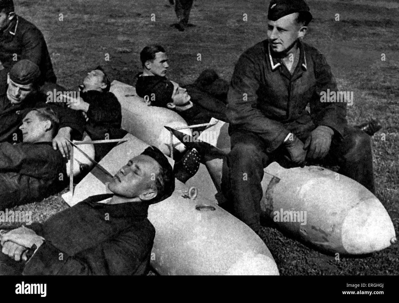 2. Weltkrieg: Deutsche Soldaten ruhen auf Bomben. Postkarte von Der Adler, illustrierte Zeitschrift der deutschen Luftwaffe veröffentlicht. C. 1942. Bildunterschrift: "Auf Bomben Schläft es Sich Einer Ruhepause Besonders Gut" / "eine Pause auf Bomben in schlafen besonders gut". Stockfoto