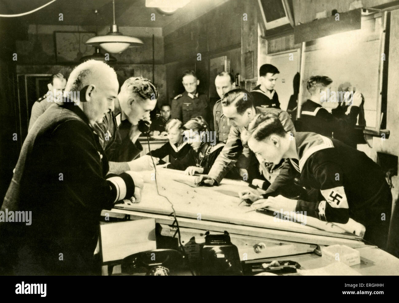 2. Weltkrieg: Deutsche Kriegsmarine Hilfspersonal (Marinehelfer) arbeiten in Martine Artillerie Abstimmung. Deutsche Mann Stockfoto