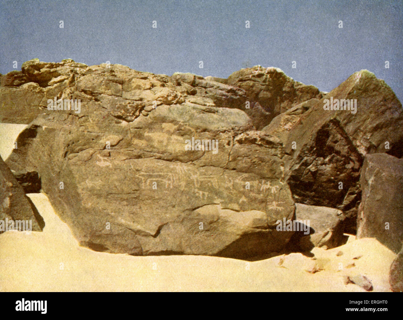 Rock mit prähistorischen Heiroglyphics, Ägypten. Fotografieren von 1923 Buch. Stockfoto