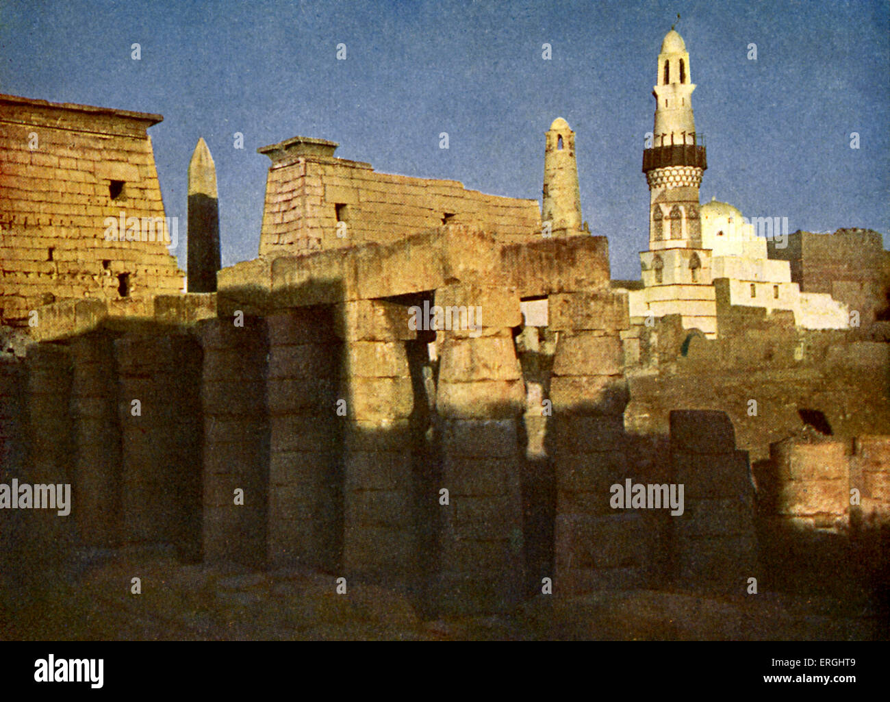 Luxor-Tempel am Abend ", Ägypten.  Alte ägyptische Tempel-Komplex. Im Jahre 1923 Buch fotografieren. Stockfoto
