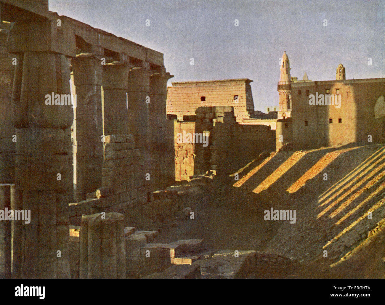Luxor-Tempel von der Ostseite, Ägypten. Alte ägyptische Tempel-Komplex. Foto im Buch von 1923. Stockfoto