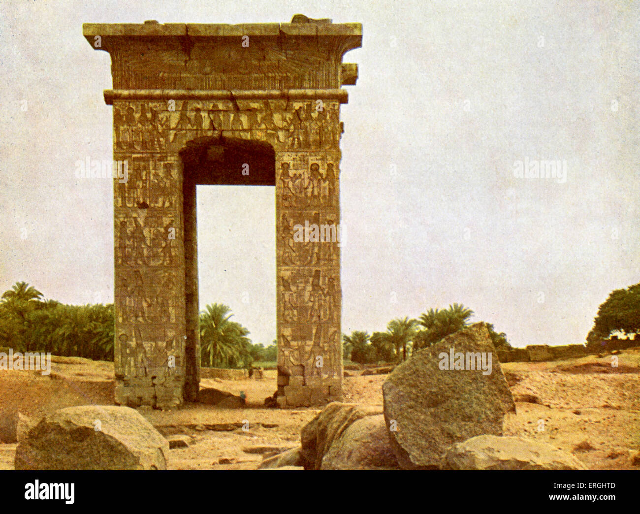 Gateway von Ptolemäus II in Karnak. Fotografieren von 1923 Buch. Stockfoto