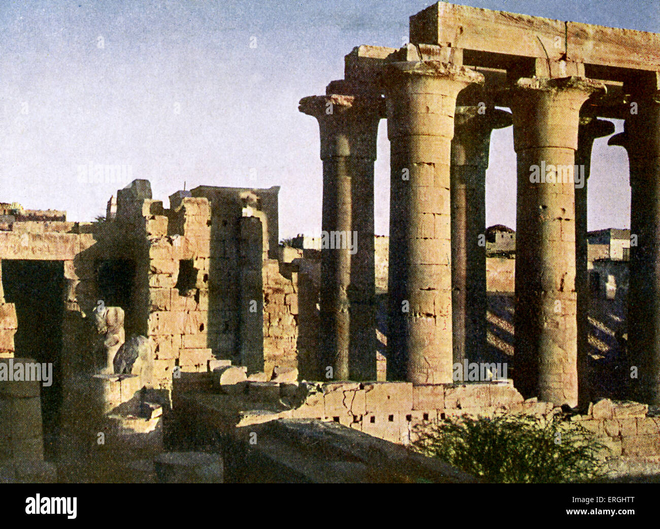 Ruinen des Portikus an der Tempel von Luxor, Ägypten. Foto vom Buch von 1923. Stockfoto