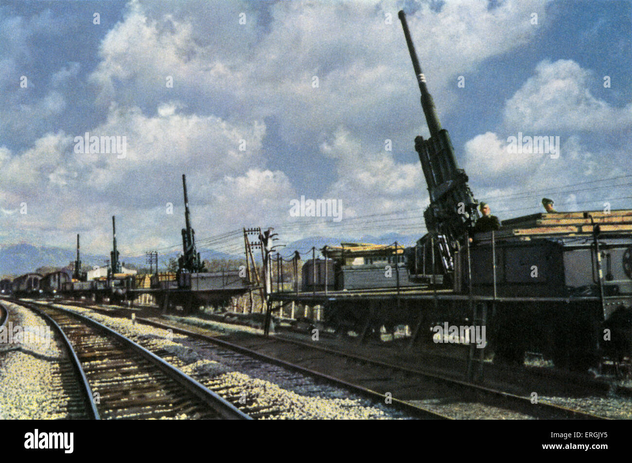 Deutsche Eisenbahngeschütze in Aktion während des 2. Weltkrieges. Spanische Postkarte für die Fans von Franco' s Republik im Stockfoto